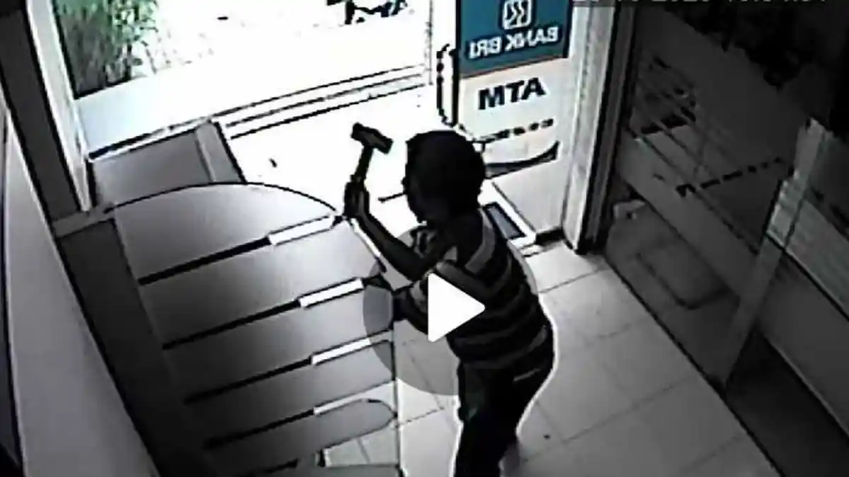 Pria di Jember Kepruki ATM BRI Pakai Palu, Dilerai Warga Malah Duel, Diciduk Polisi lalu DIbebaskan