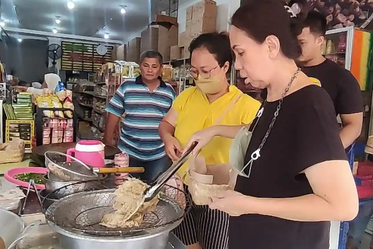 Pemudik Memadati Pusat Jajanan dan Oleh-Oleh di Sawangan Purwokerto, Ada Mendoan Jumbo