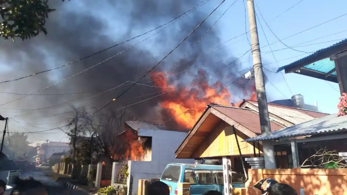 Api Bakar Habis Puskesmas dan 3 Rumah
