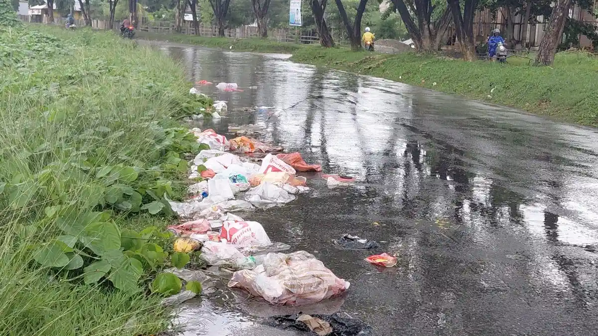 Sampah Meluber, Jalanan Menuju Kantor Bupati Buru Jadi Kumuh