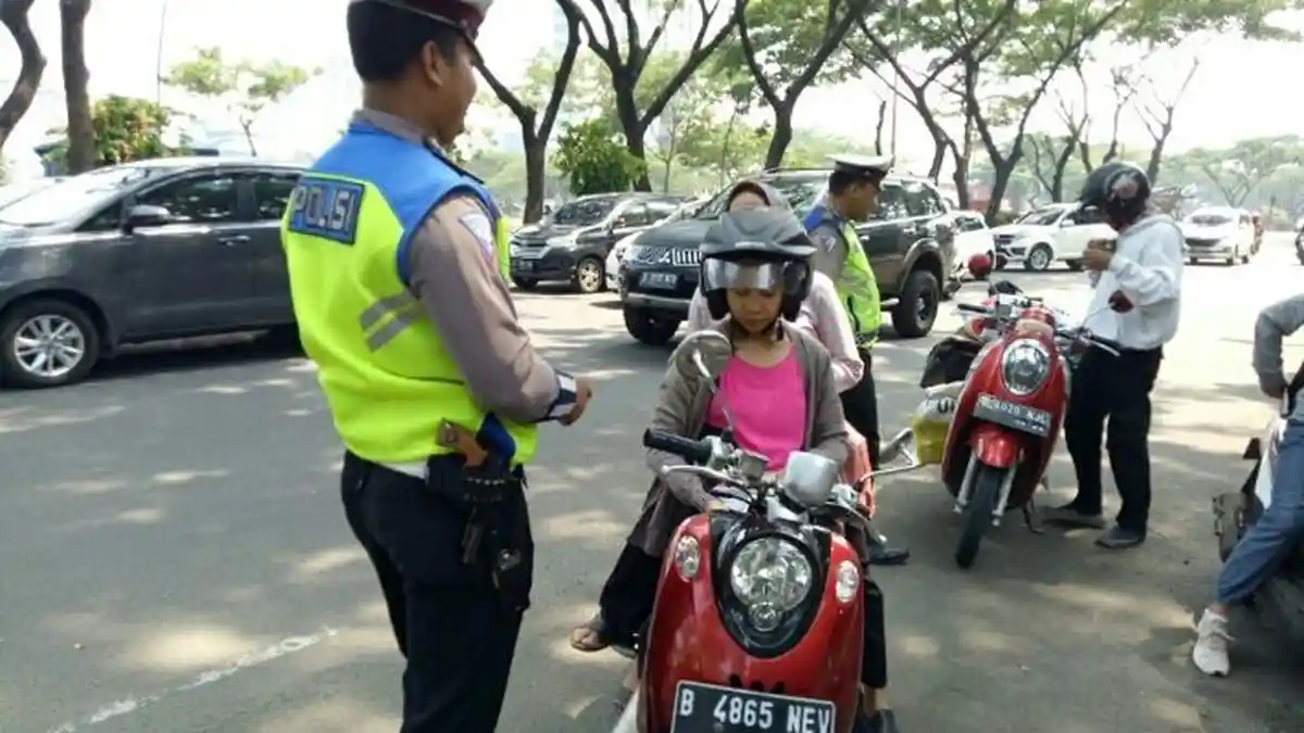 Terjaring Razia di Serpong, Pengendara Ini Berusaha Sogok Polisi Pakai Beras