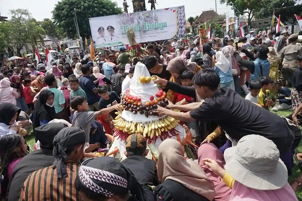 Cerita Nenek 70 Tahun Ngalab Berkah di HUT ke 59 Batang, Ikut Berebut Gunungan Hasil Bumi