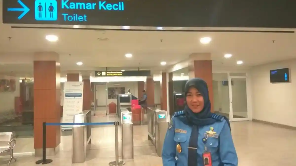 Cerita Ajeng, Wanita Security Bandara, dari Cinlok Sampai Dilempar Sepatu Penumpang