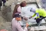 Aipda Nyoman Terjun Langsung Bantu Pengecoran Rumah Warga