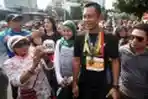 Agus Yudhoyono Didampingi SBY Lakukan Jalan Sehat