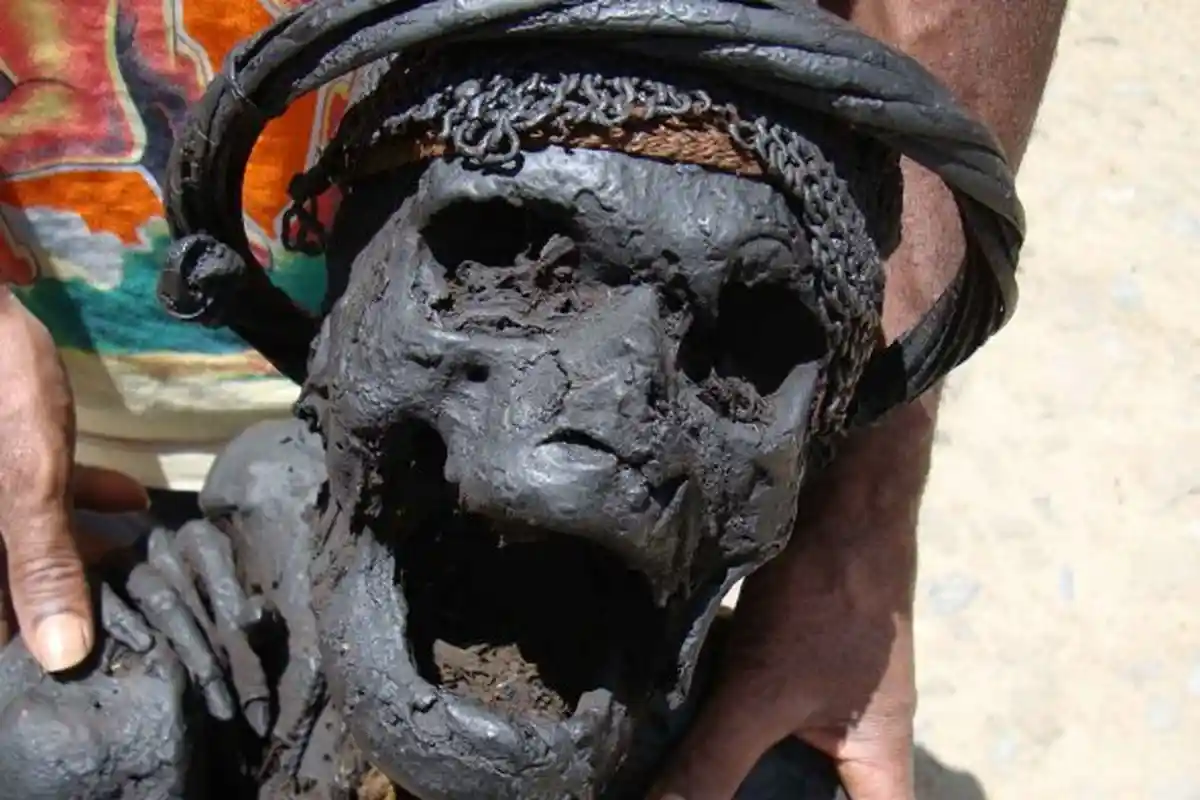 Tradisi Suku Terpencil di Papua, Bukan Dikubur atau Dikremasi, Malah Asapi Mayat Sampai Kering