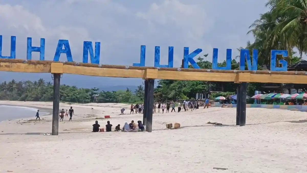 Libur Nataru, Wisatawan di Pantai Pesisir Barat Mulai Meningkat