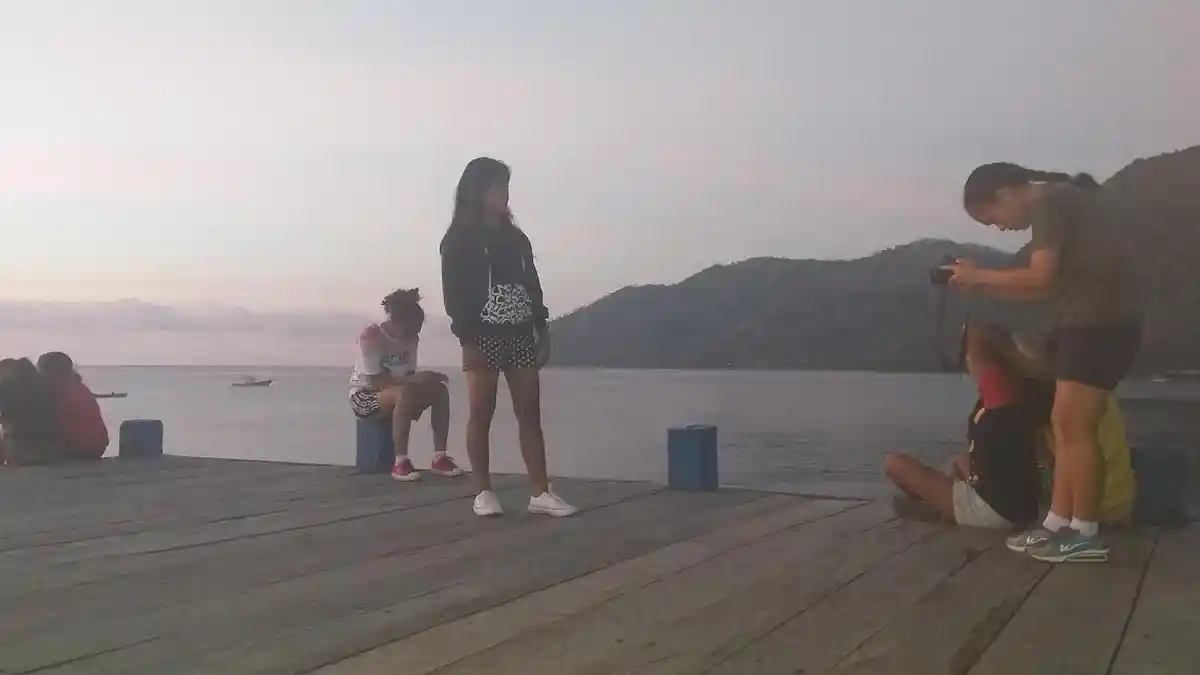 TRIBUN WIKI : Menikmati Keindahan Pantai Bita Beach Dari Atas Dermaga Kayu