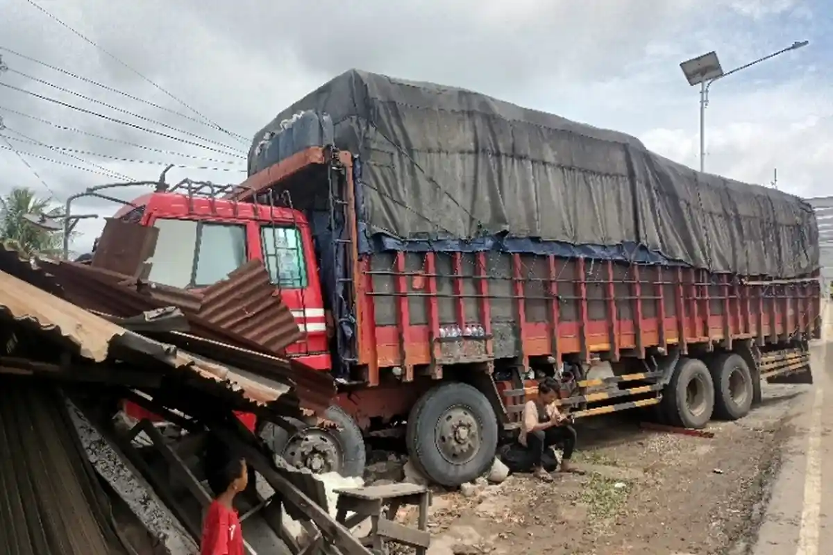 Tronton Tabrak 3 Kios di Penyengat Rendah Hingga Hancur Berawal dari Getaran Jembatan Aurduri 1
