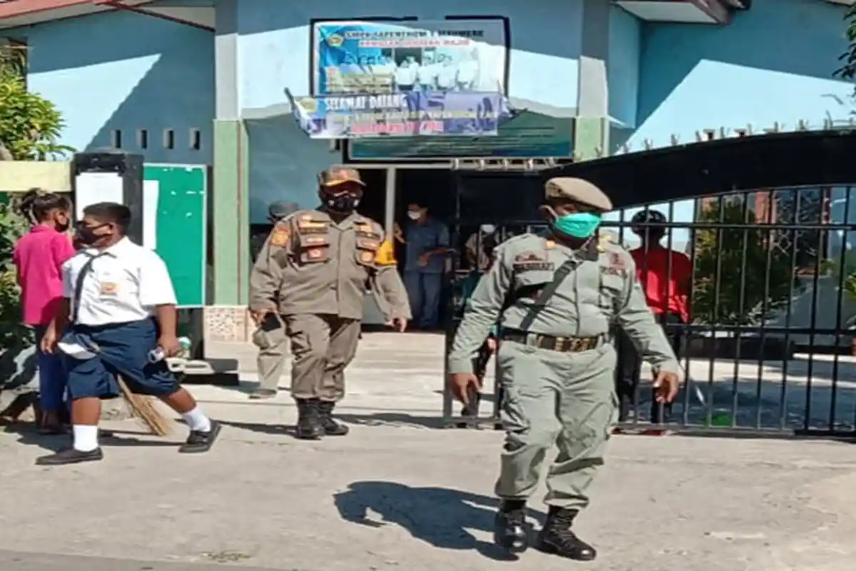 Bupati Sikka Perintahkan Pol PP Bubarkan Siswa yang KBM Saat PPKM Level 4