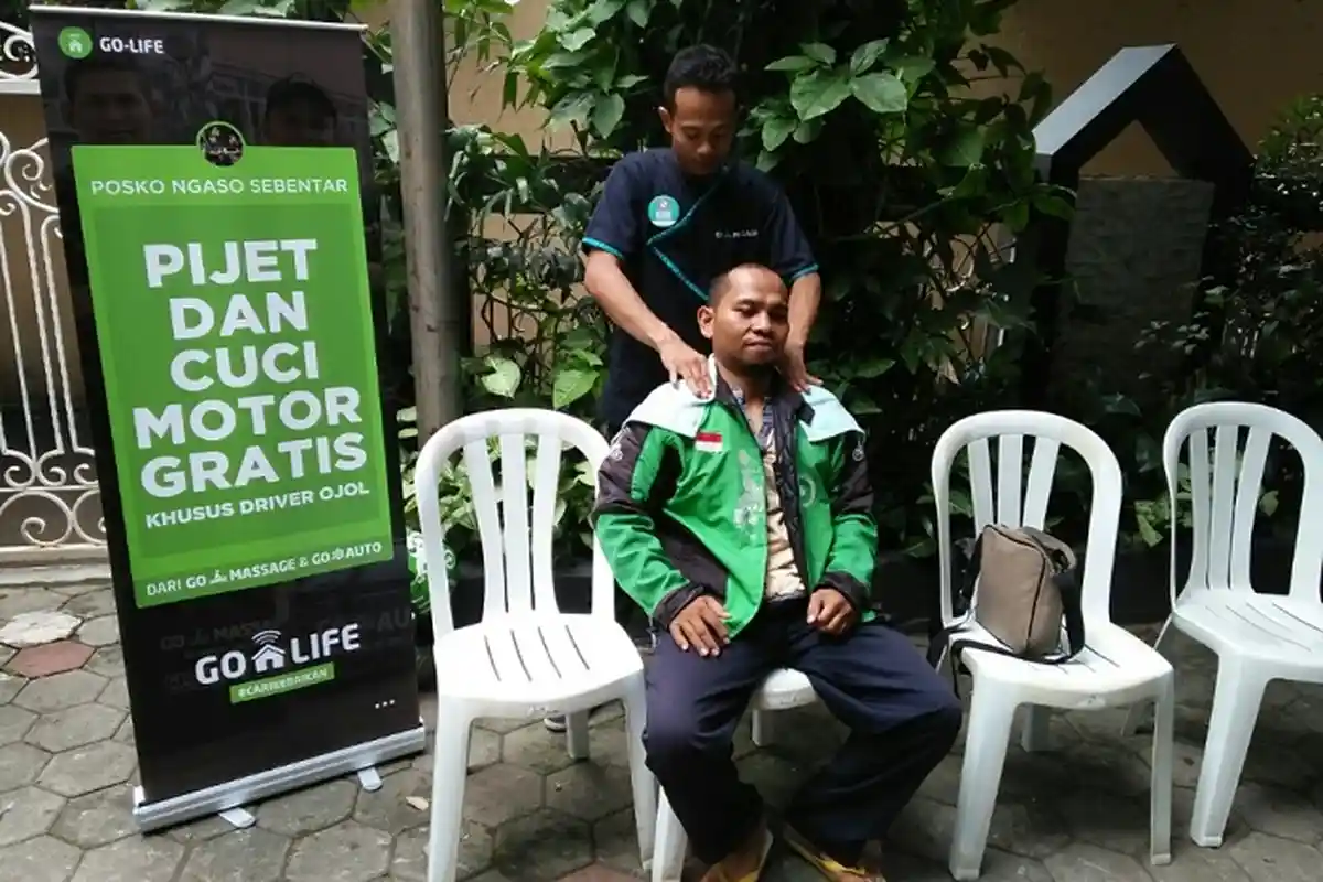 Driver Ojek Online Menikmati Layanan Pijat dan Cuci Motor Gratis
