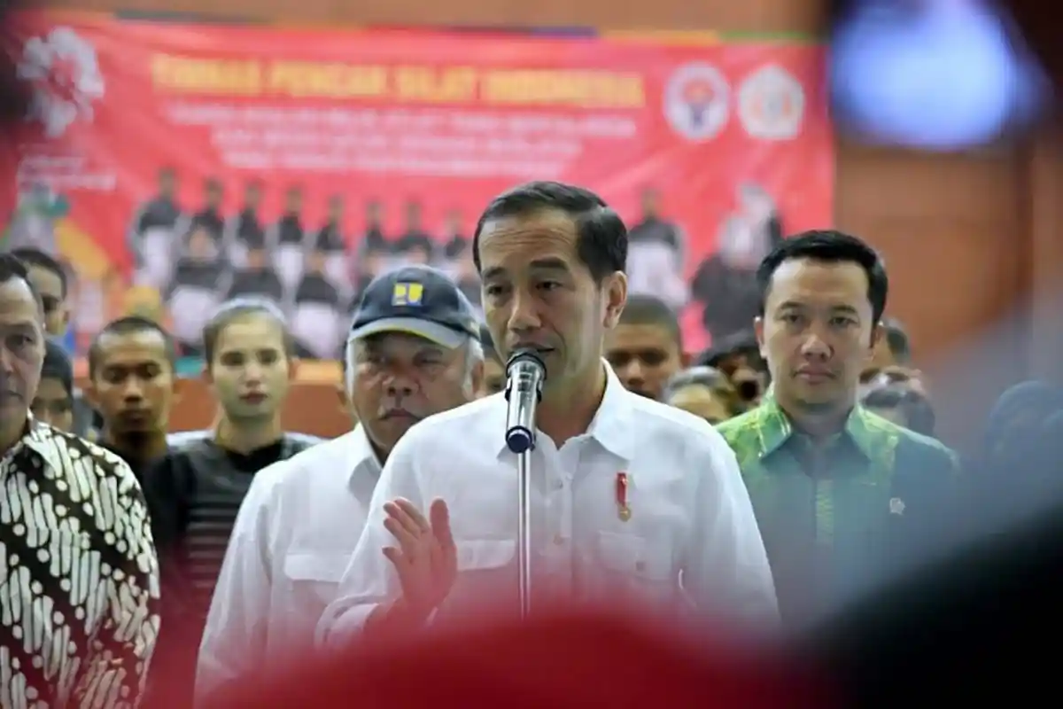 Jokowi Diminta Jelaskan Secara Detil Maksud TNI/Polri Bantu Sosialisasikan Capaian Pemerintah