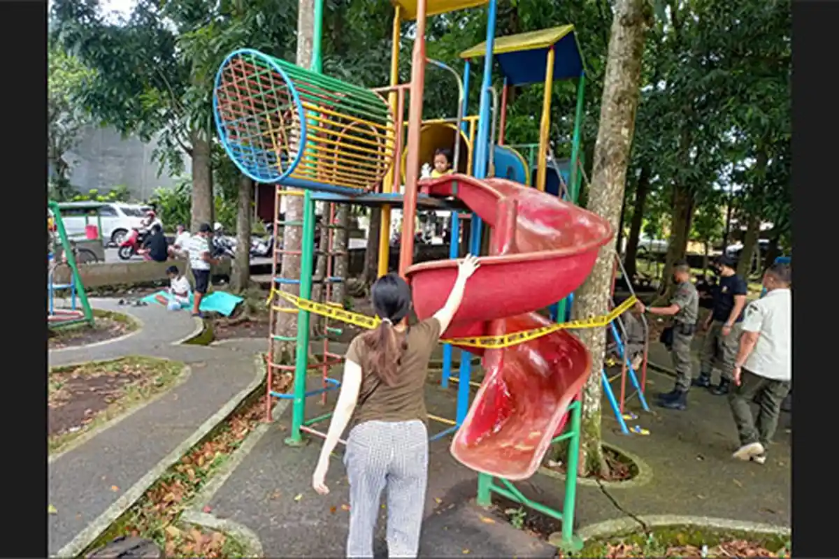 Fasilitas Umum Mulai Ditutup, Lapangan Dangin Carik dan Taman Bermain di Tabanan Dipasangi Pembatas