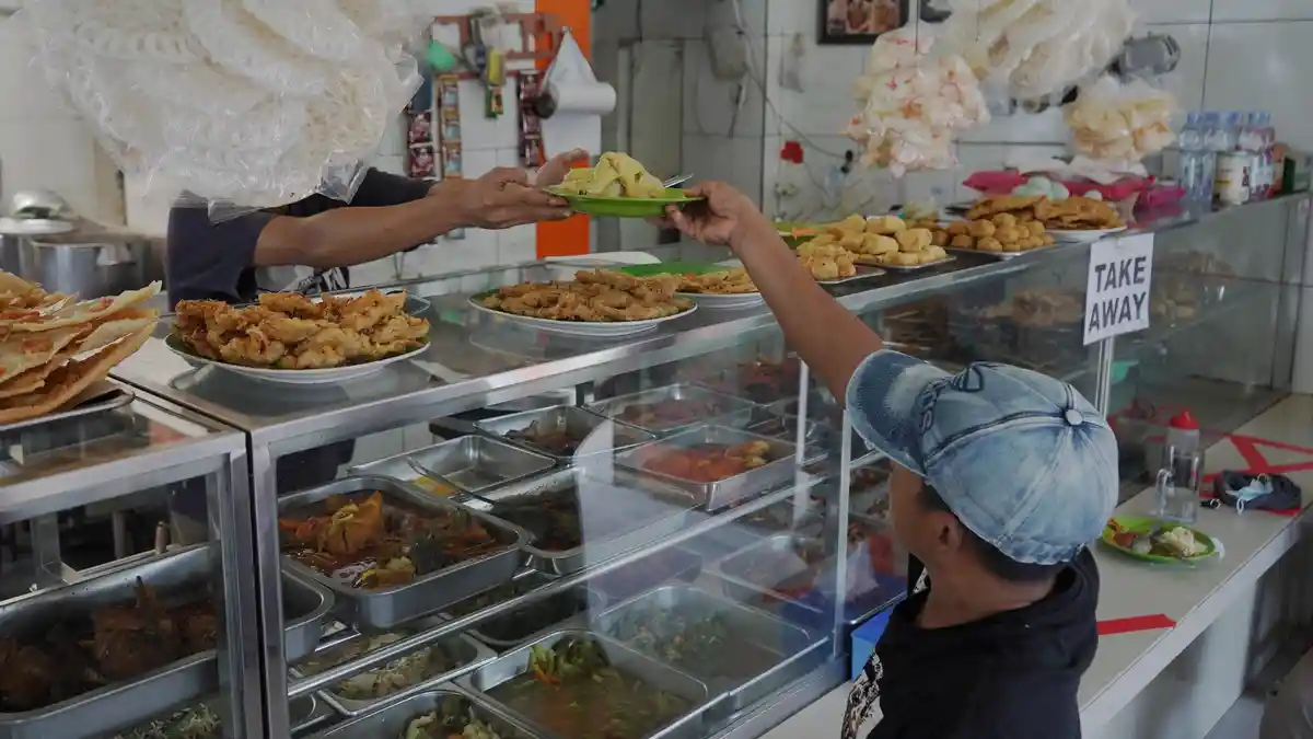 Selama PPKM Level 4, Warteg di Jakarta Timur Maksimal Layani 3 Pengunjung Makan Bersamaan