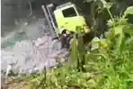 layar-kondisi-truk-tronton-bermuatan-bata-hebel-terperosok.jpg