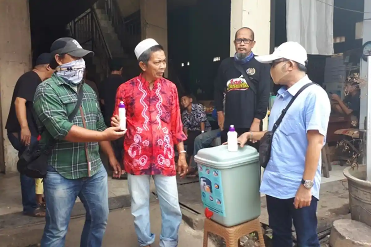 PWI Tabalong Bagikan Tempat Cuci Tangan, Bantu Tangkal Covid-19