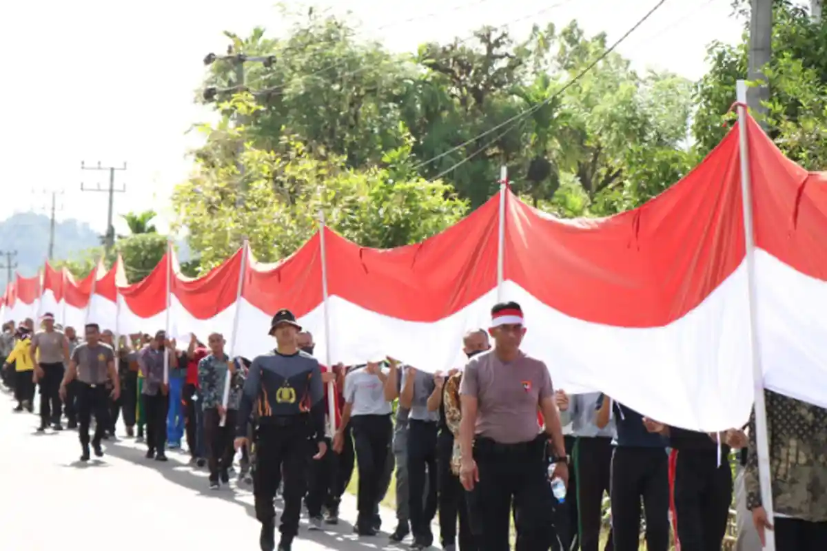 Polres Simeulue Long March Merah Putih Sambut HUT Ke-76 Bhayangkara