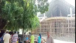 Umat-sedang-bergotong-royong-bekerja-bakti-di-Borong.jpg