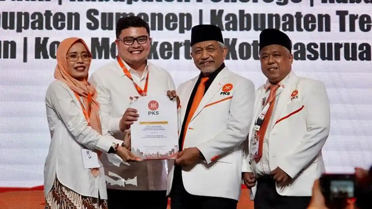 Mas Dhito dan Mbak Dewi Terima Formulir Persetujuan B1-KWK dari PKS untuk Maju Pilkada Kediri 2024
