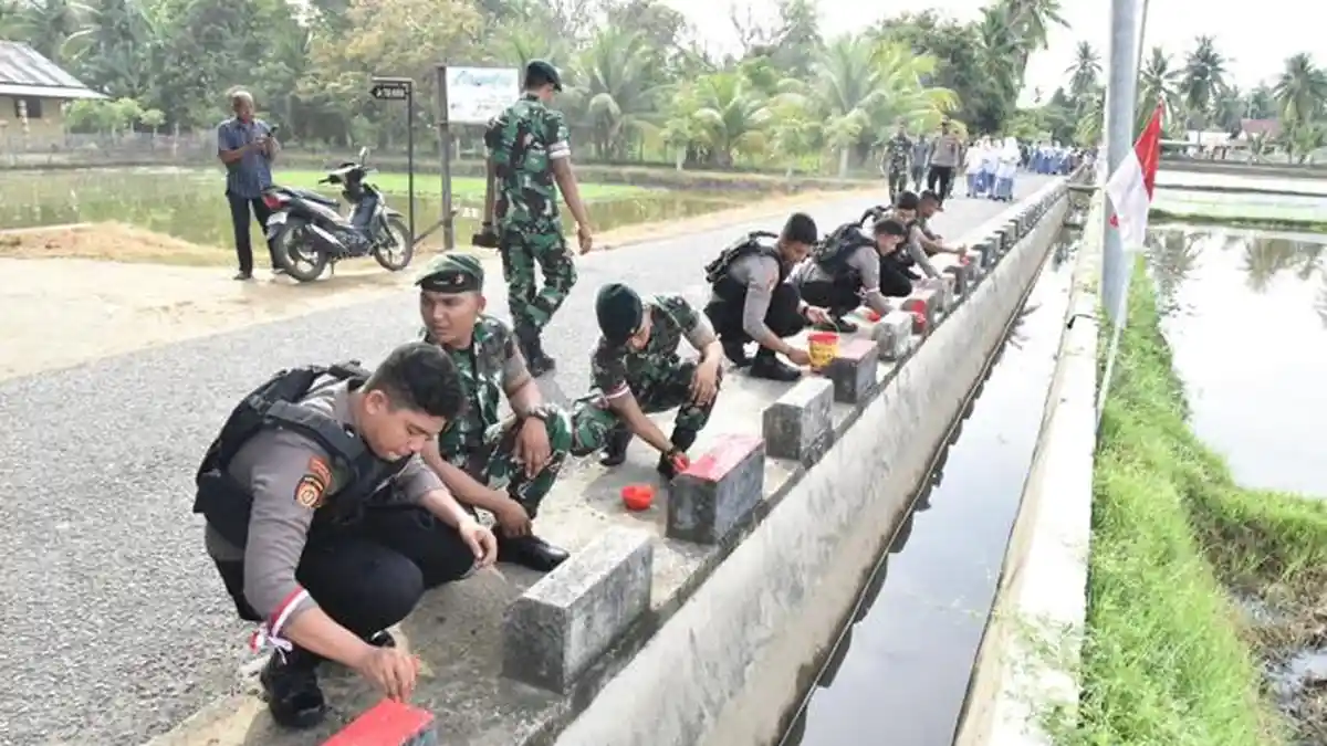 Polres Bireuen dan Unsur Lainnya Gotong Royong Di Cot Nga, Peusangan dan Pasang Bendera Merah Putih