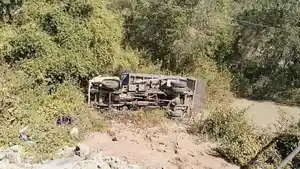Potret-dump-truk-pengangkut-pasir-laut-masuk-jurang.jpg