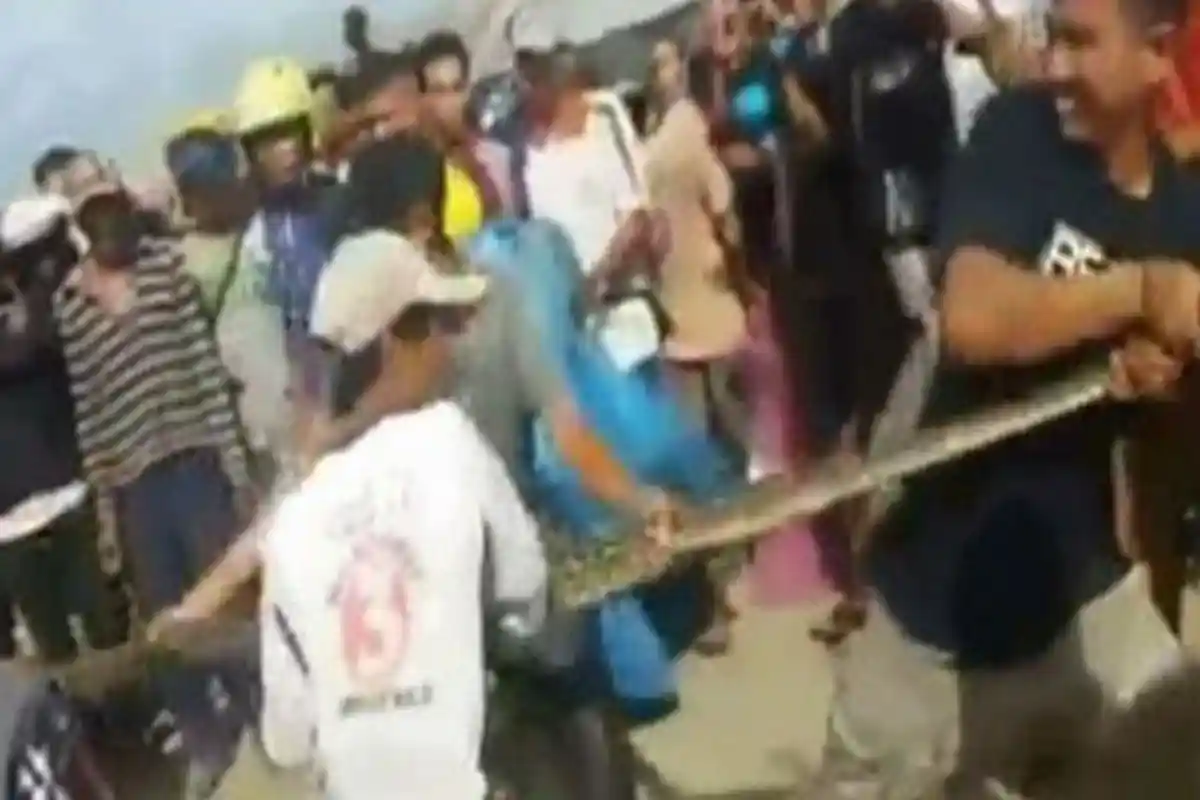 Beraksi di Pasar, Ular Piton Ini Sasar Ayam Pedagang