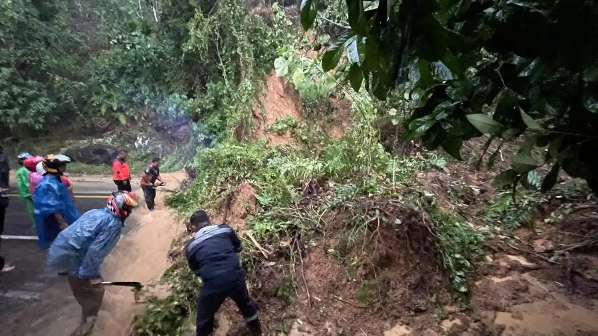 Update Arus Lalin di Jalan Padang–Painan Hari Ini: Longsor Bungus Dibersihkan, Akses Kembali Lancar