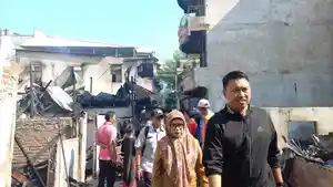 Dinas-Sosial-Kota-Makassar-mengunjungi-lokasi-kebakaran-di-Jl-Laiya-RT-03.jpg