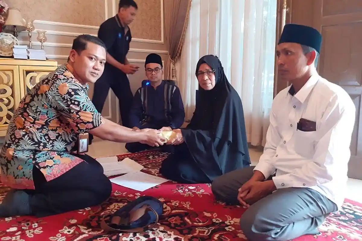 Keluarga Almarhum Bupati Azwir Terima Uang Duka dari PT Taspen Cabang Banda Aceh