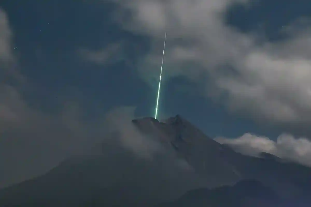 Cahaya Biru di Puncak Merapi Dipastikan Meteor