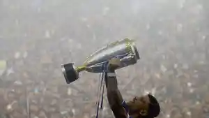 Winger-Persib-Bandung-Ciro-Alves-mengangkat-trofi.jpg