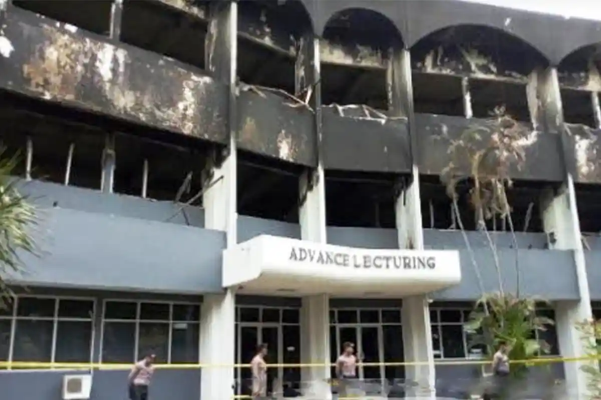Tim Labfor Polda Jatim Mulai Periksa Puing Kebakaran Gedung Undar Jombang
