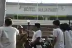 Teatrikal Peringati Perobekan Bendera Belanda Jadi Bendera Indon