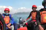 Tim-SAR-dengan-perahu-karet-yang-menyisir-sekitar-Pantai-Kedung-Tumpang-Tulungagung.jpg