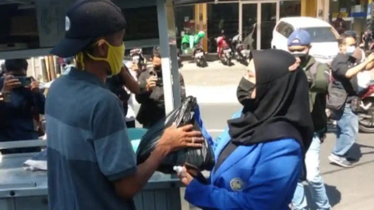 BEM Unmuh Jember Kritik Pemerintah Lewat Aksi Bagi Sembako