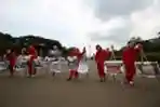 Aksi Teatrikal Bersihkan Indonesia di Silang Monas