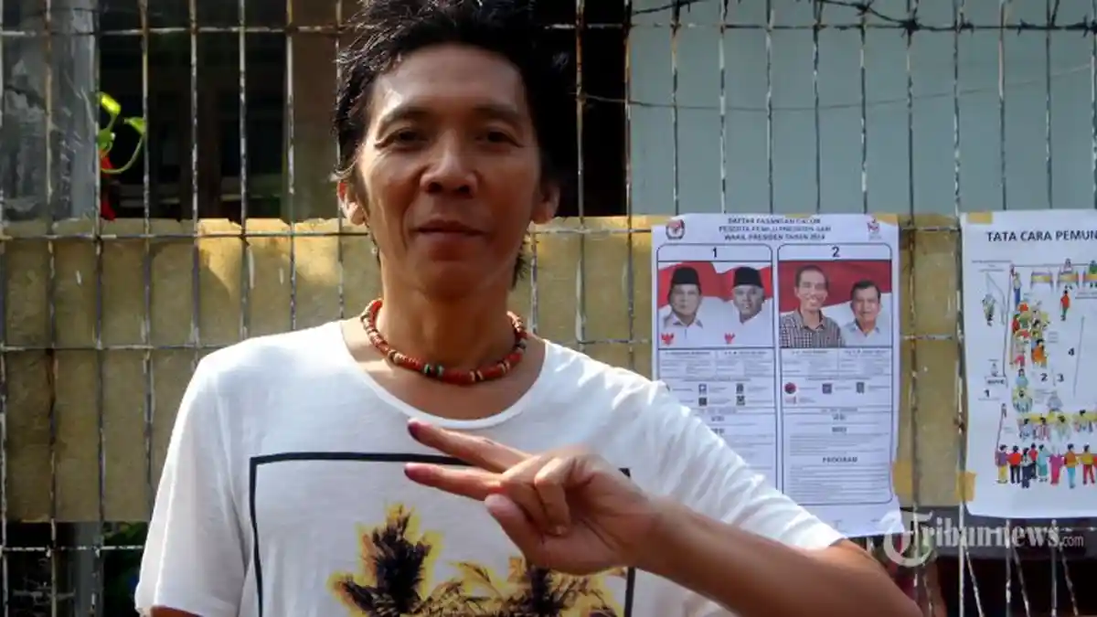 Blusukan ke Rumah Sakit, Bimbim Slank Diberi Kalung Batu Akik