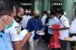 Ikatan Keluarga Minang Bagikan Nasi Kotak Jumat Berkah