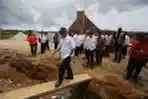 Menpera Tinjau Lokasi Perumahan Bagi Pengungsi Sinabung