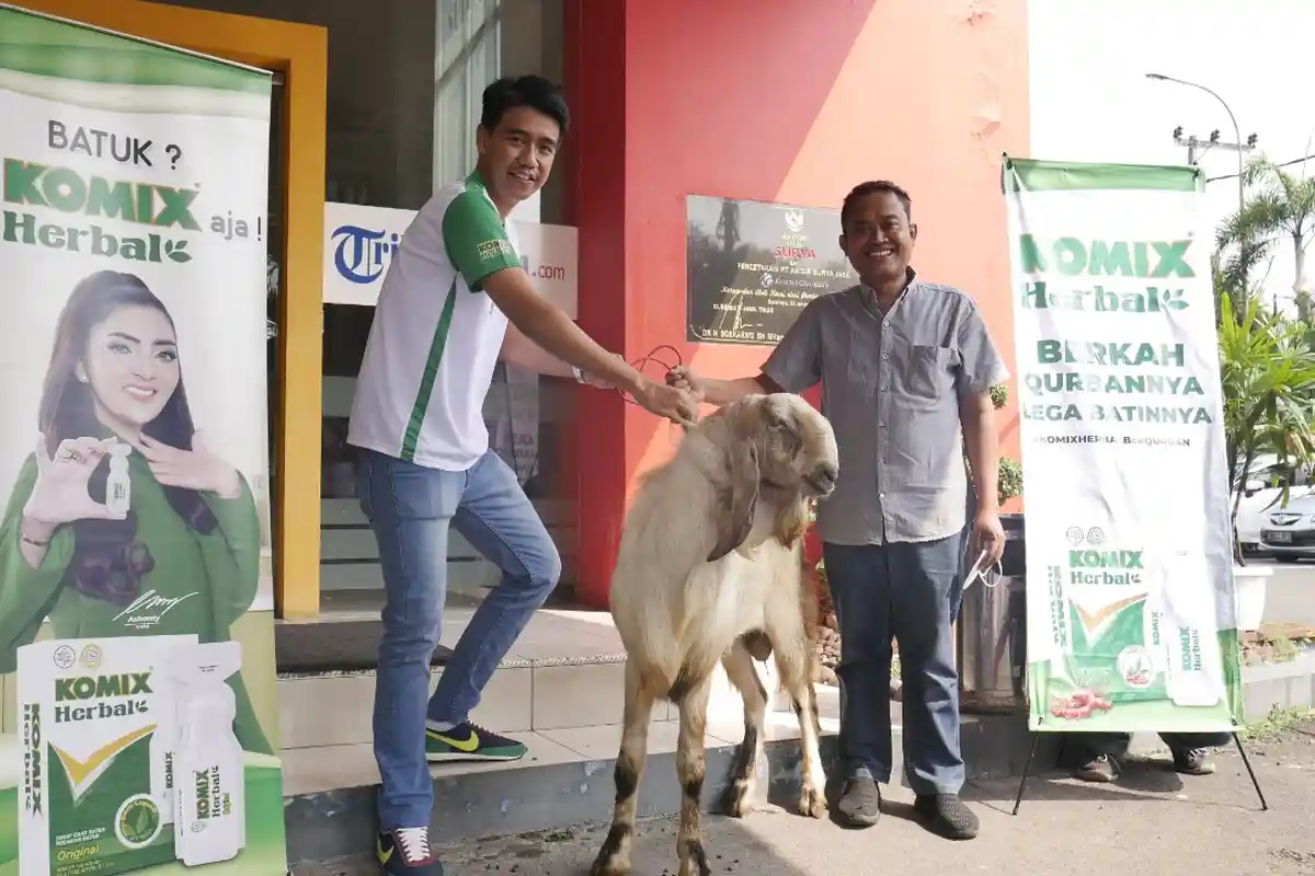 PT Bintang Toedjoe Serahkan Kambing Kurban ke Tribun Jatim Network