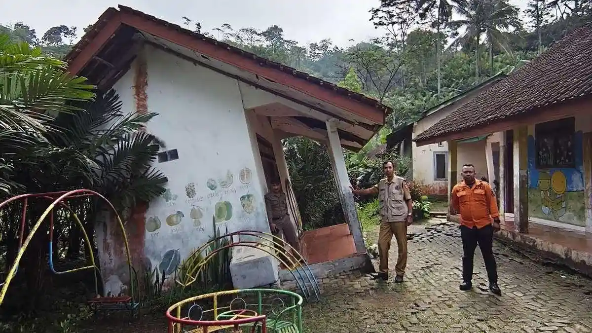 Gedung TK dan PAUD di Wonosobo Miring dan Retak, 20 Siswa Masih Belajar di Tengah Ancaman Bahaya