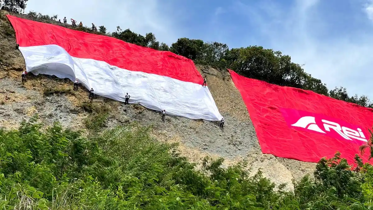 Produsen Perlengkapan Outdoor Ini Bentangkan Bendera Merah Putih Raksasa di Tebing Kars Ciampea