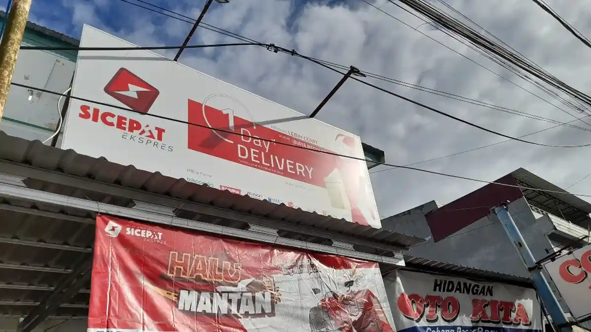 Jalan Trans Sulawesi Macet Panjang Akibat Longsor, Pengiriman Barang ke Mamuju Terhambat