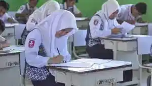 Siswa-SMP-mengerjakan-soal-ujian-Agama-Islam.jpg