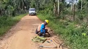 Petugas-PLN-memperbaiki-kabel-yang-dicuri-orang-di-Mudung-Darat-Muaro-Jambi.jpg