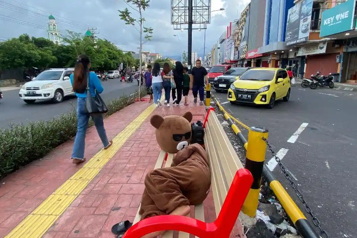 Potret Badut Cilik Kelelahan hingga Tertidur di Kursi Pedestrian Manado Sulawesi Utara