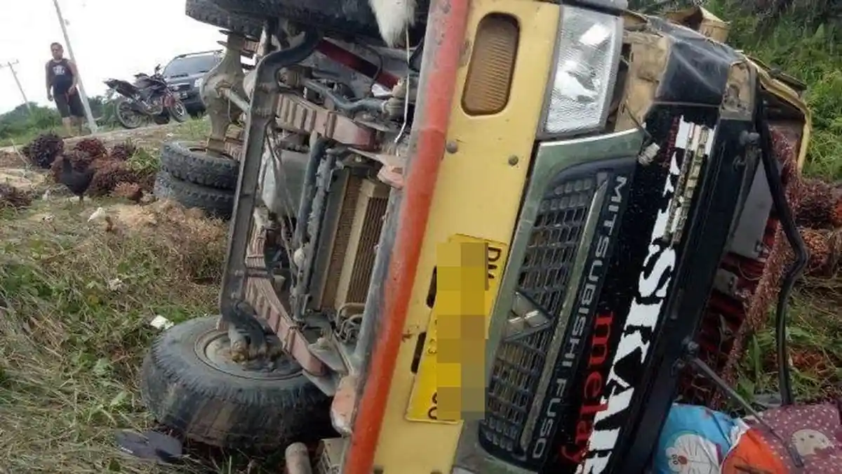 Kecelakaan Maut, 2 Orang Tewas dan 12 Jadi Korban, Truk Terguling di Depan Rumah