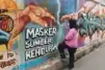 Lukisan Mural Covid-19 di Tembok Pembatas Kampung