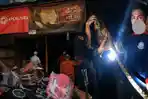 Saat Padamkan Api, Petugas Damkar Evakuasi Ular Python dari Toko yang Terbakar di Sampang