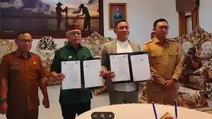 KARTU-ELEKTRONIK-Bupati-Gorontalo-Sofyan-Puhi-saat-menandatangani-perjanjian.jpg